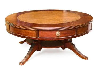 摄政风格鼓形矮桌，英格兰，19世纪
雕花木制，中部有8个抽屉，配以镀金青铜拉手，4条剑形桌腿。桌面铺