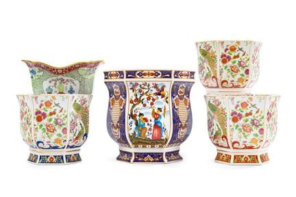 Lot varié de 5 pots de fleurs de style oriental en
