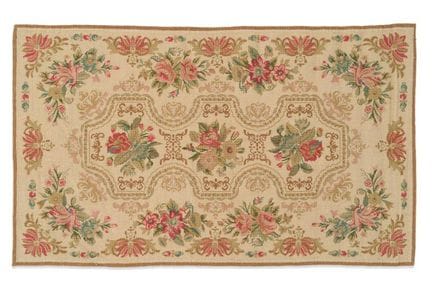 Tapis en petit point orné de bouquets de roses et 