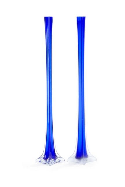 Paire de vases à long col en cristal bleu, dont l'