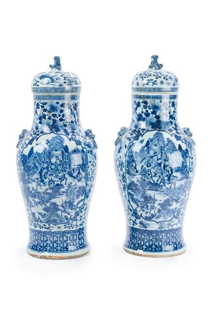 Ein Paar Vasen aus blau-weißem chinesischem Porzel