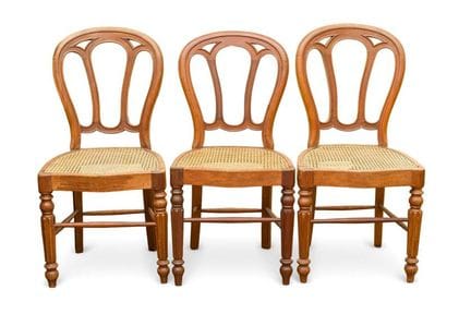 Lot de trois chaises en bois, avec dossier ajouré 