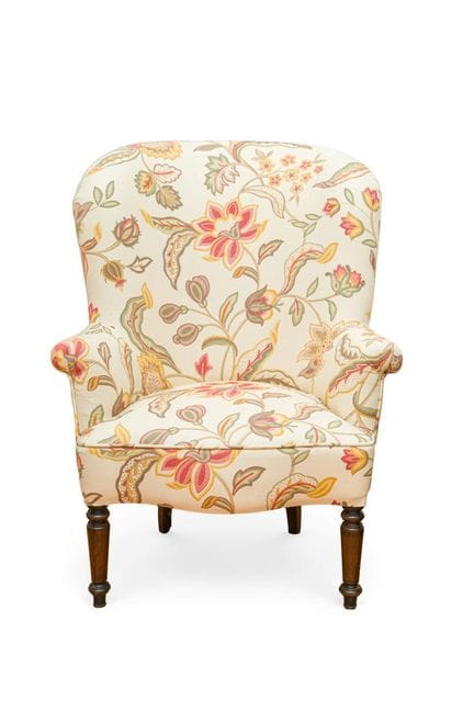 Fauteuil rembourré de couleur beige à motifs flora