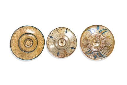 Lot de trois assiettes de style historique en céra