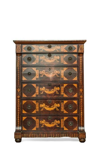 Comò in legno con decorazioni in intarsio 
Con 6 f
