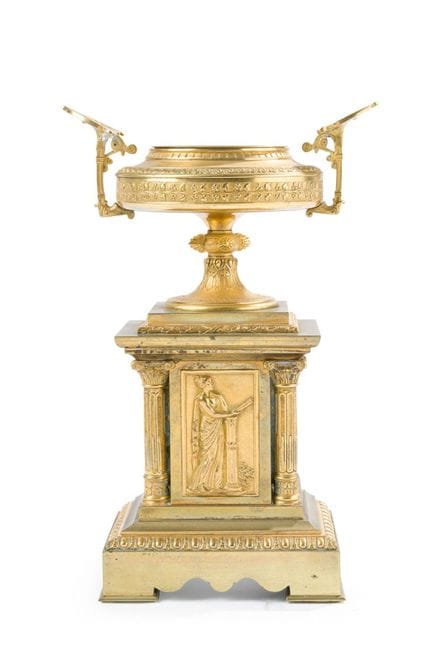 Centro en forma de copa clásica en bronce dorado. 