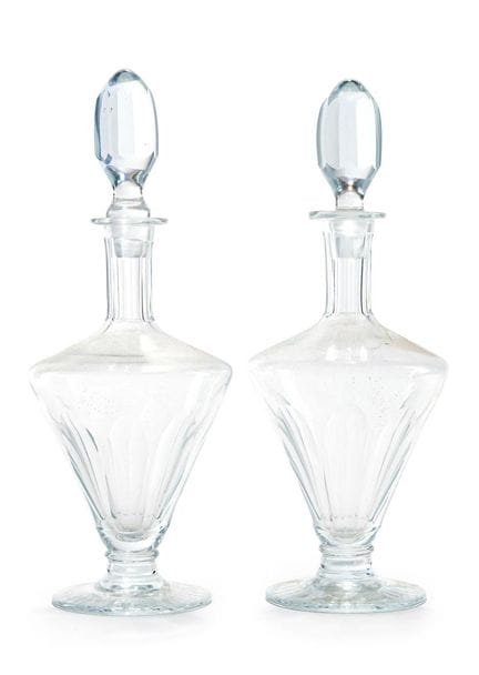 Paire de carafes en verre incolore facetté et tail