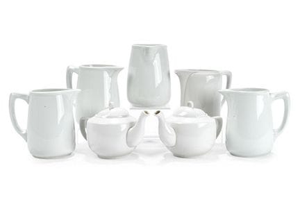 Lot de 5 petites tasses et 2 théières en porcelain