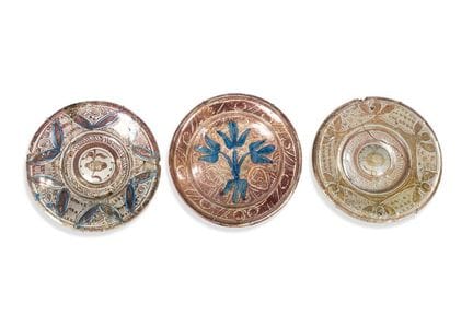 Lot de trois assiettes en céramique à reflets méta