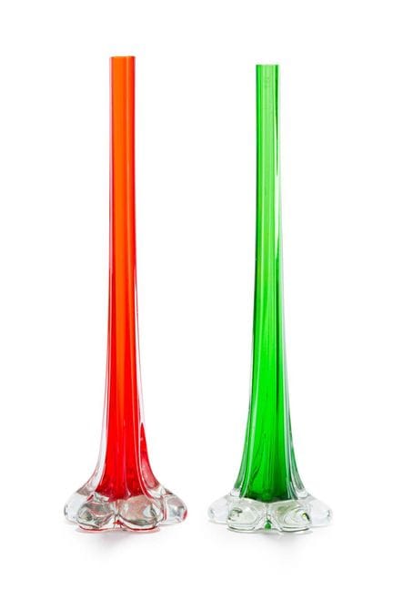 Paire de bougeoirs en cristal rouge et vert. 
Haut