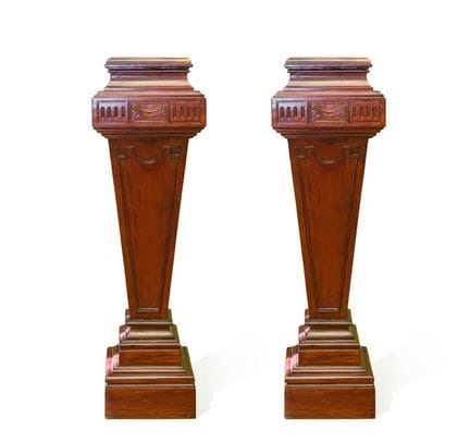 Paire de socles en forme de colonne, en bois sculp