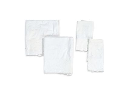 一套白色亚麻棉床品套装，包含两张床单和两个枕套。上面绣有字母“F”和公爵冠徽，以纪念弗朗哥公爵夫人卡