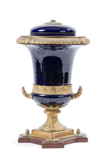 Coupe de style Louis XVI en porcelaine bleu cobalt