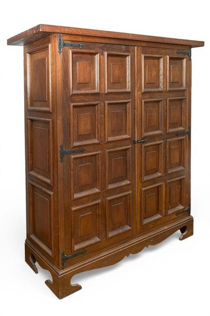 Armadio in legno con doppia anta. Decorazioni inta