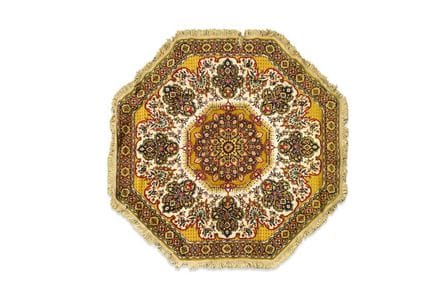 Tapis oriental en laine de forme octogonale.
Orné 