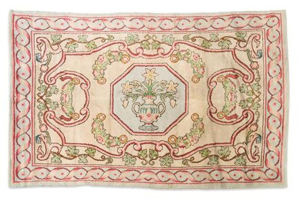 Tapis de style néoclassique en laine, XXe siècle
M