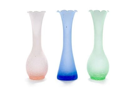 Lot de trois vases à fleurs en cristal multicolore