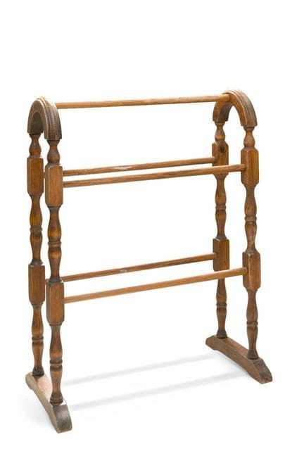 Porte-serviettes en bois sculpté et tourné. 
Dimen