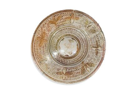 Assiette en céramique à reflets métalliques, Manis