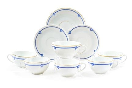 Service composé de 6 petites tasses et 2 soucoupes