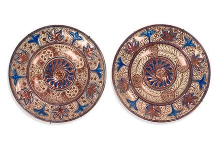 Paire d'assiettes à rebord en céramique à reflets 