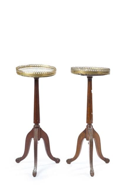 Paire de petites tables d'appoint en bois, de type