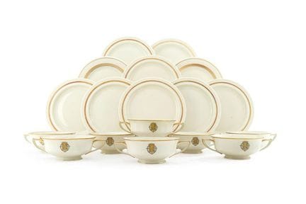 Service à consommé composé de 10 assiettes en porc