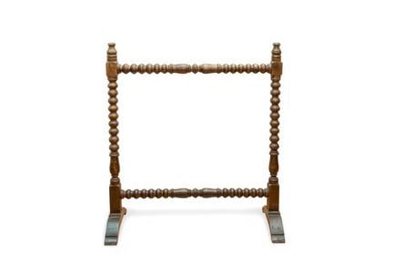 Turned wood towel rack. 
Dimensions: 87x71 cm.