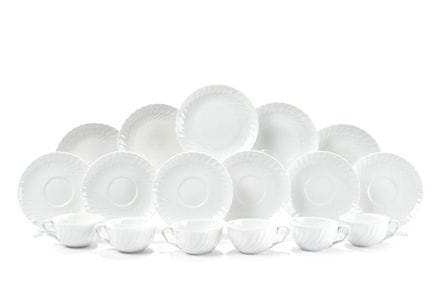 Service à café en porcelaine blanche composé de : 