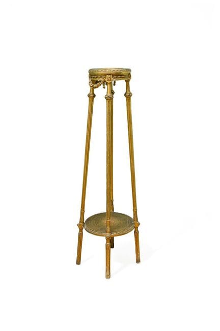 Socle de style Empire en bois sculpté et doré. 
Av