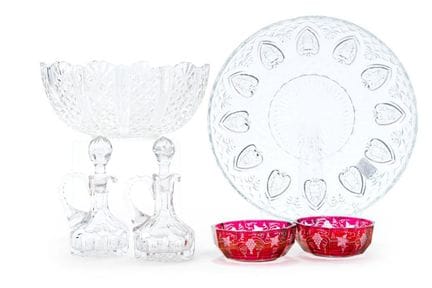 Ensemble en cristal moulé et taillé composé de : u
