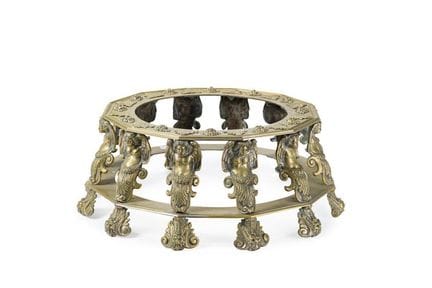 Soporte para brasero en bronce dorado con decoraci