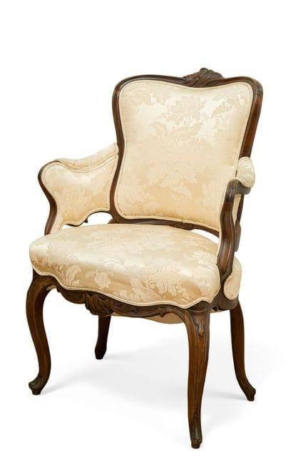 Fauteuil de style Louis XV
En bois sculpté, pieds 