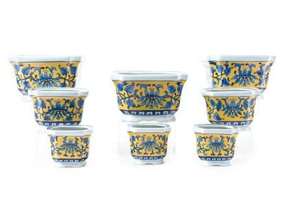 Set aus glasierter Keramik, bestehend aus 8 quadra