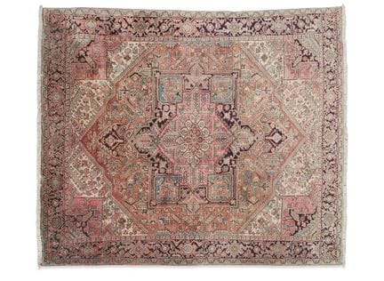 Hand-knotted Persian Heriz wool rug
Featuring a la