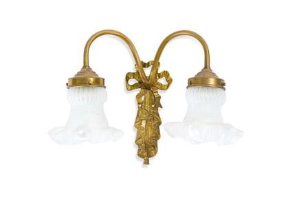 Wall sconce with two shades made of frosted glass 
