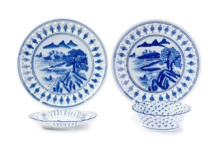Ensemble de porcelaine blanche et bleue de style o