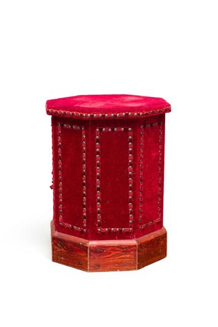 Socle octogonal recouvert de velours grenat clouté