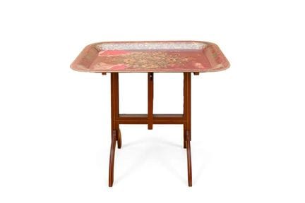 金属托盘，表面绘有花卉图案，配有木质托脚。
尺寸：60 x 60 x 80 厘米。