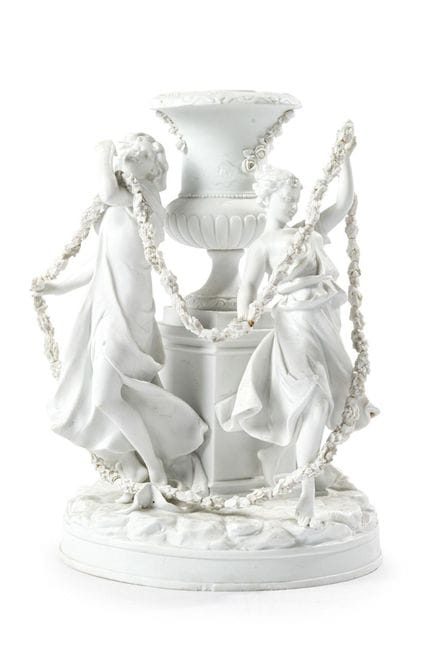Centro neoclassico in biscuit europeo raffigurante