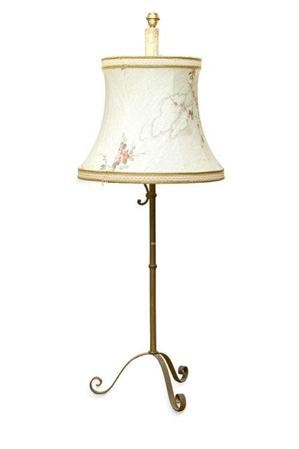 Lampadaire en métal peint, avec un abat-jour orné 