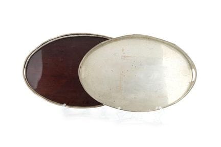 Set aus zwei ovalen Tabletts in Silberoptik mit du