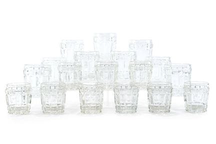 Ancien service de verrerie en verre moulé, orné d'