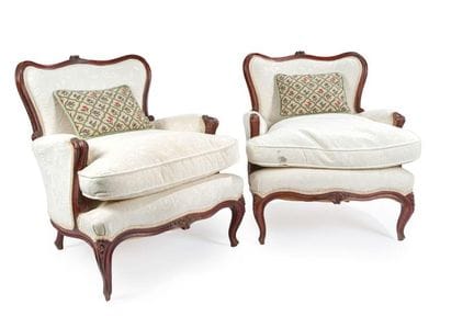 Paire de fauteuils de style Louis XV en bois sculp