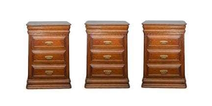 Lot composé de trois tables de chevet en bois 
Dim