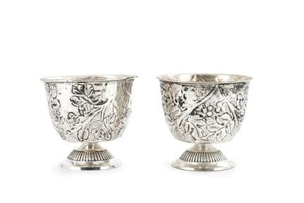 Paire de centres de table argentés, ornés de motif