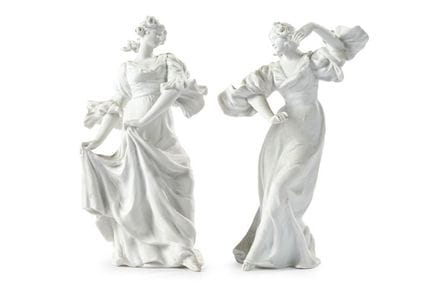 Coppia di figure femminili danzanti in biscuit eur