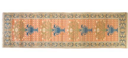 Tapis de couloir en laine
Orné de vases de fleurs 