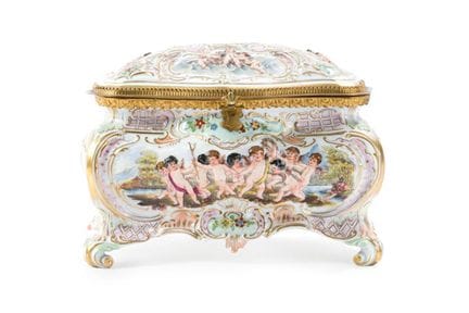 卡波迪蒙特珐琅瓷盒，20世纪
底座带有印记。
尺寸：15 × 13 × 25 厘米