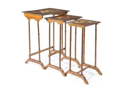 Juego de tres mesitas nido italianas en madera pin